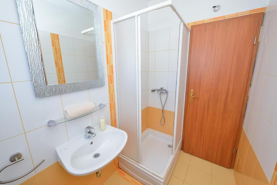 Sreca Apartment Near Beach With Bbq Bibinje Εξωτερικό φωτογραφία