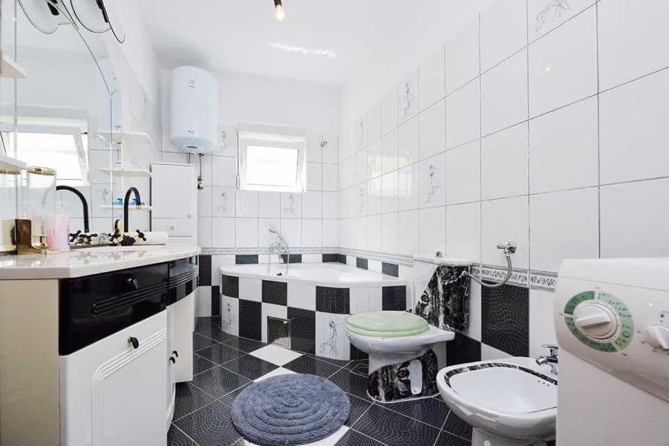 Sreca Apartment Near Beach With Bbq Bibinje Εξωτερικό φωτογραφία