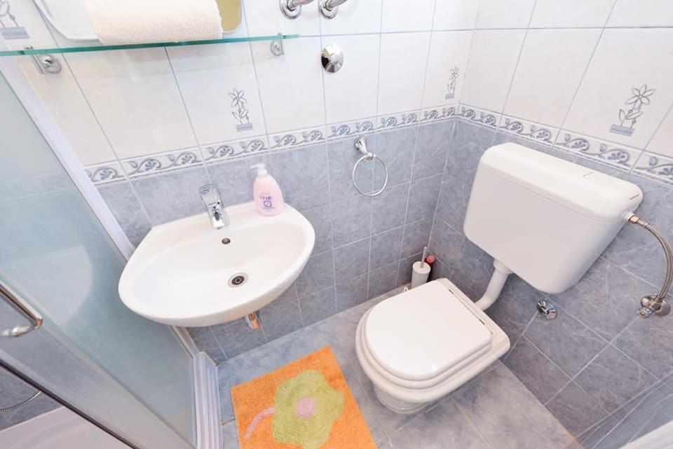 Sreca Apartment Near Beach With Bbq Bibinje Εξωτερικό φωτογραφία
