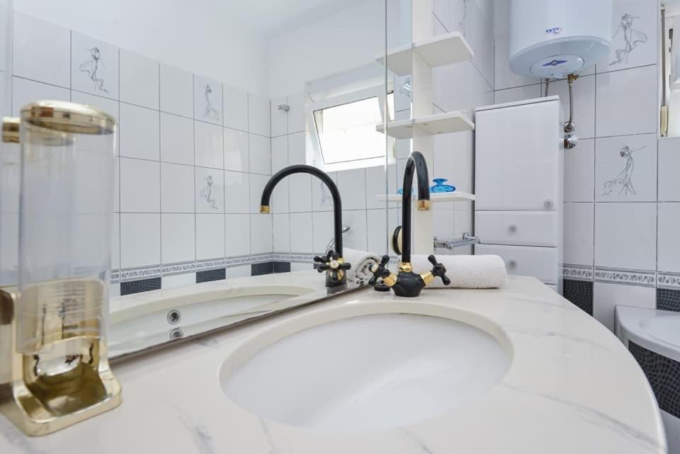 Sreca Apartment Near Beach With Bbq Bibinje Εξωτερικό φωτογραφία